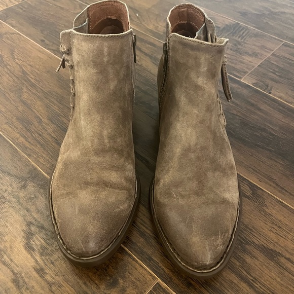 Born Bessie in Taupe Distressed - Picture 2 of 7